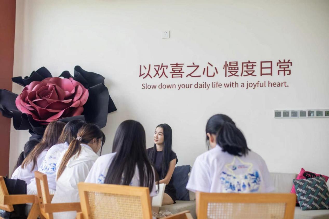 星辰队队员们对主理人进行采访交流.jpg