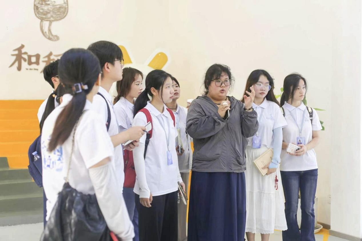 星辰队队员们跟随工作人员实地调研.jpg