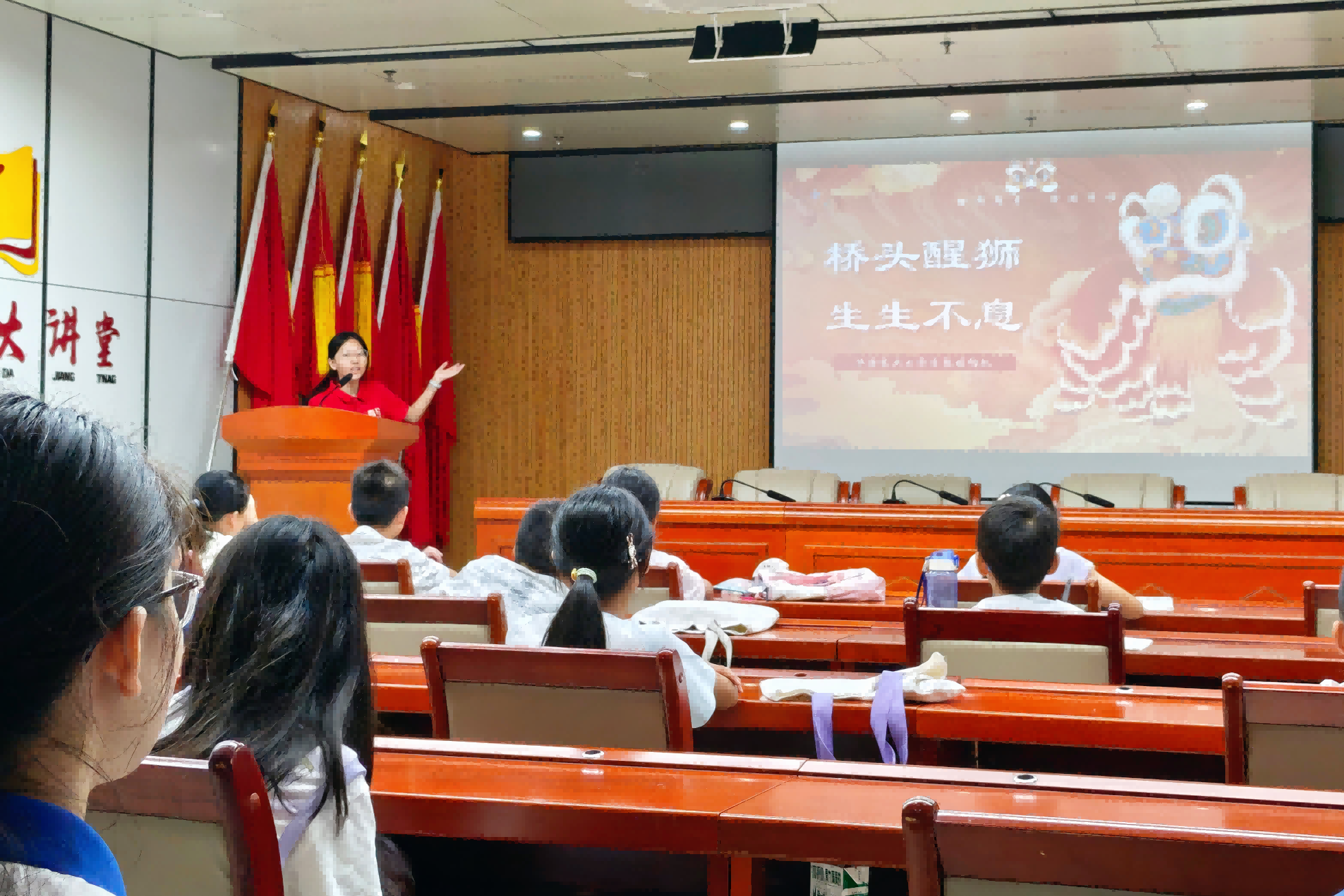 图为实践队员为社区儿童开设醒狮特色公益课堂。青耘暖阳队 供图
