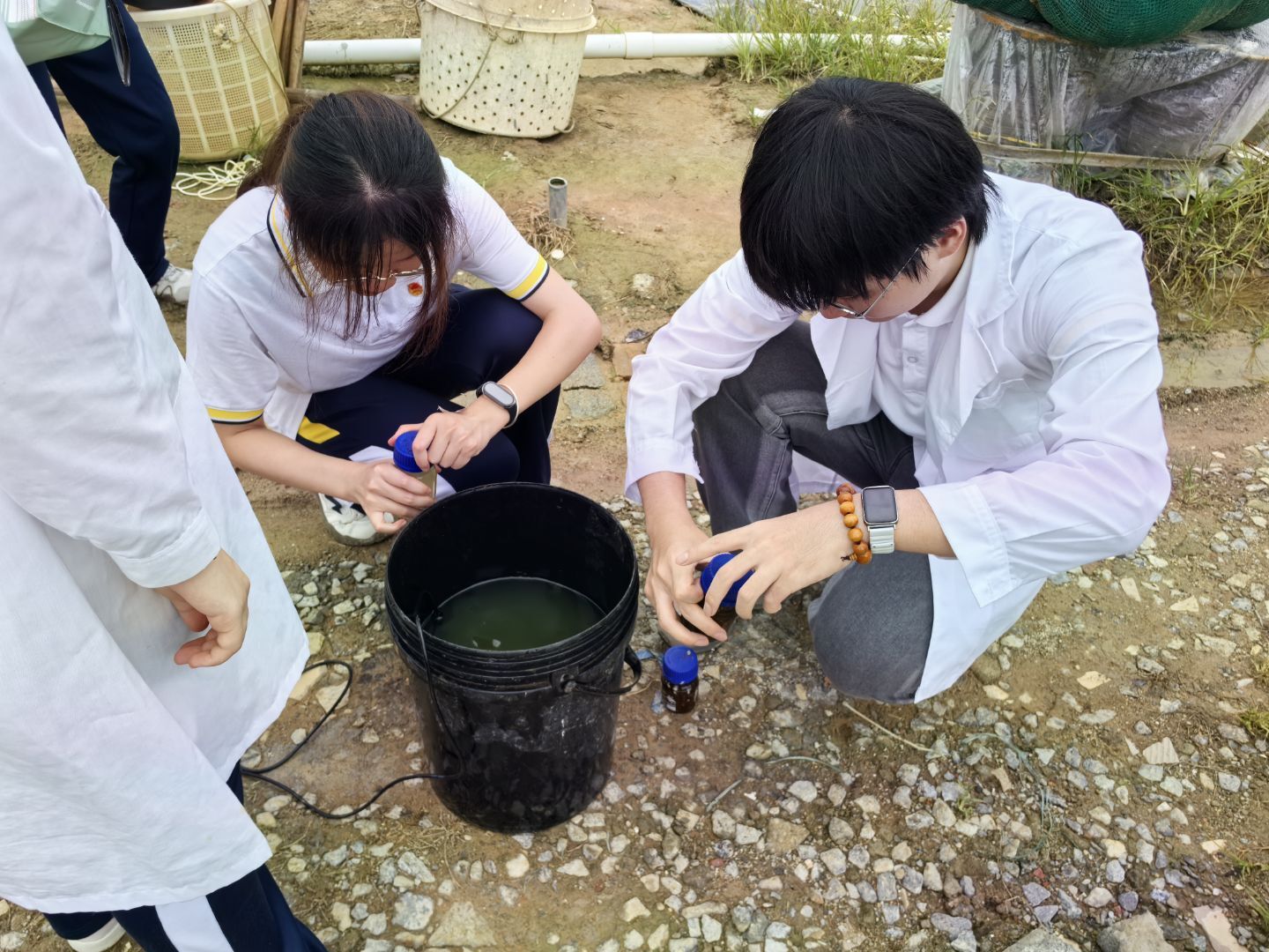 图为队员在取水样 林卓欣供图
