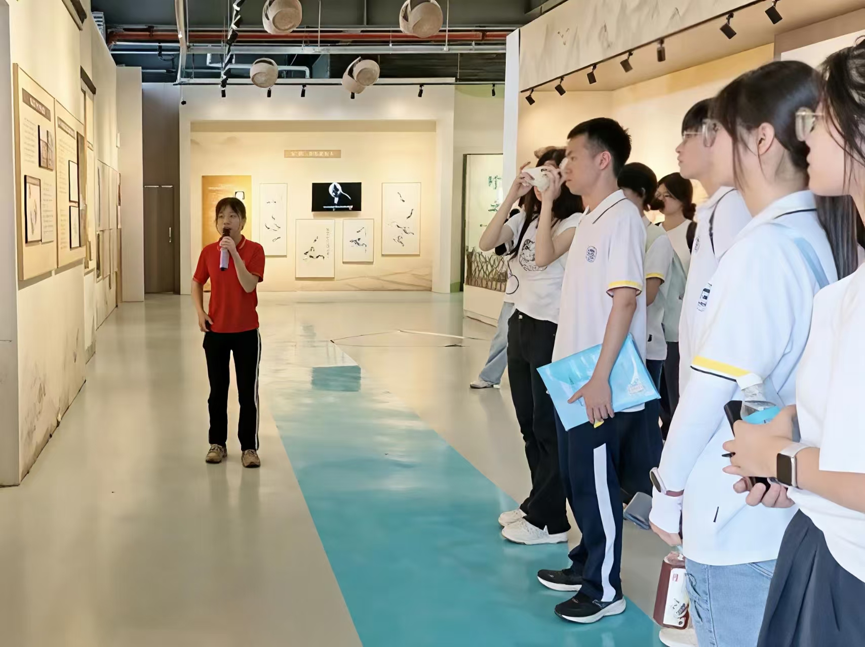 图为西江虾谷讲解员在给实践团进行讲解 梁廼龙供图