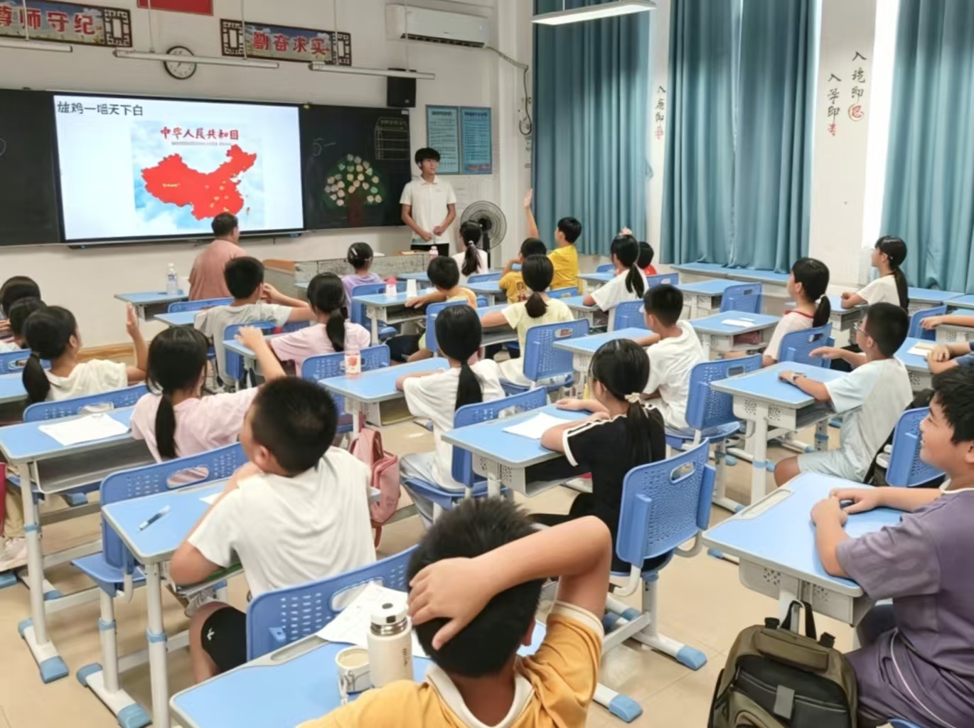 图为实践队员开展红色思政主题课堂。红旅新征实践团 供图