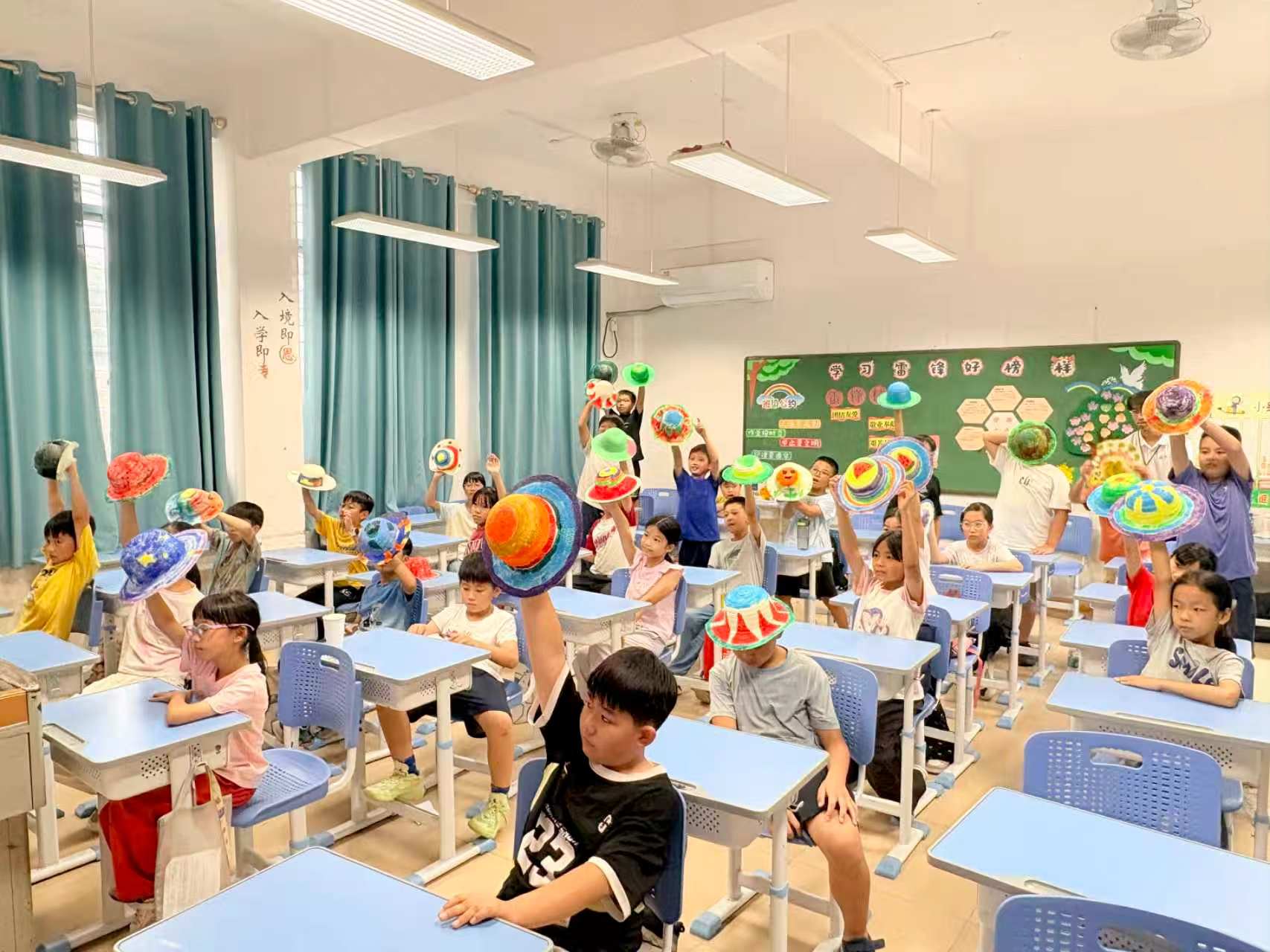 图为学生举起亲手绘制的草帽，展示美育课堂作品。红旅新征实践团 供图
