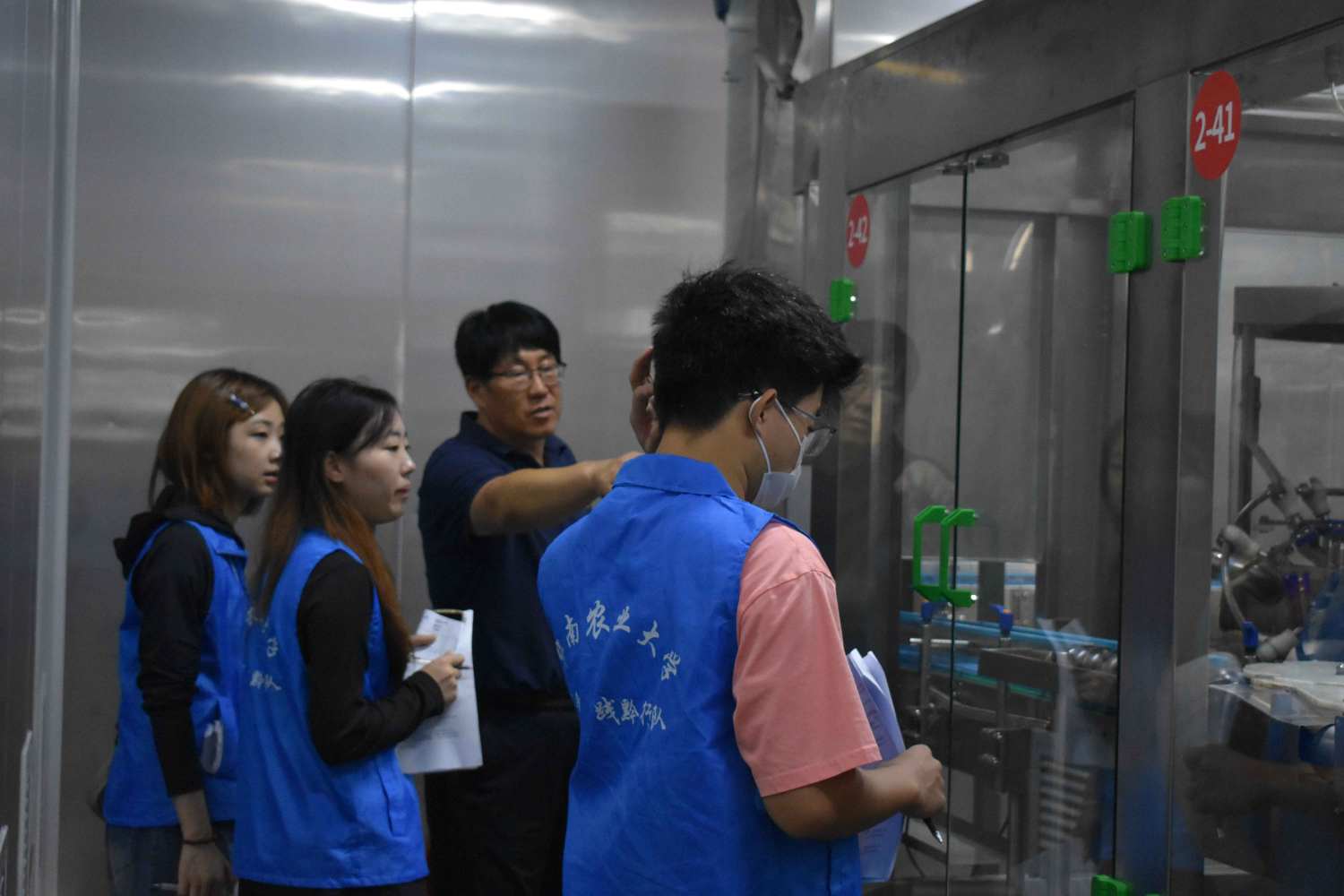 图为得宝刺梨加工车间调研
