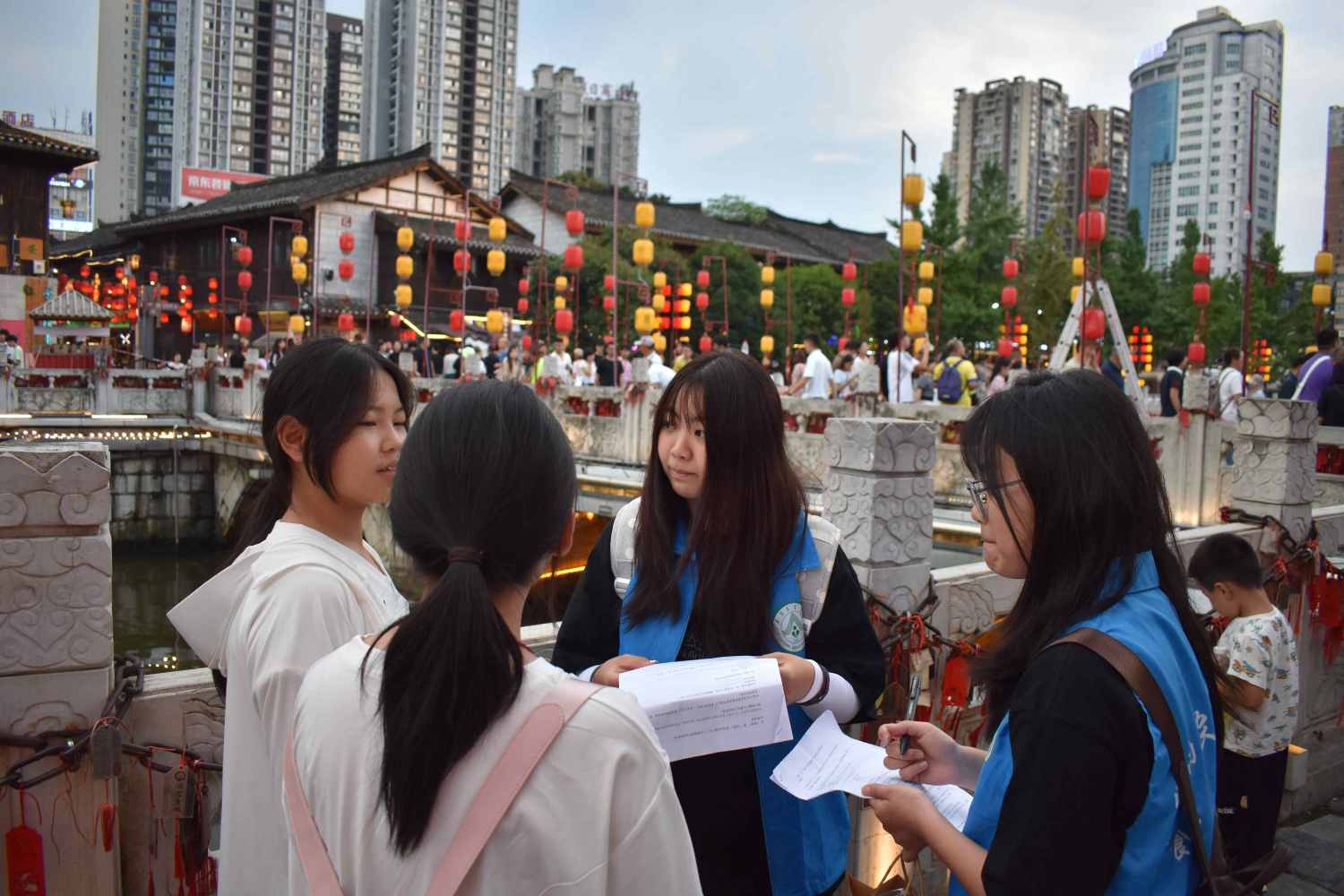 图为街头走访游客调研