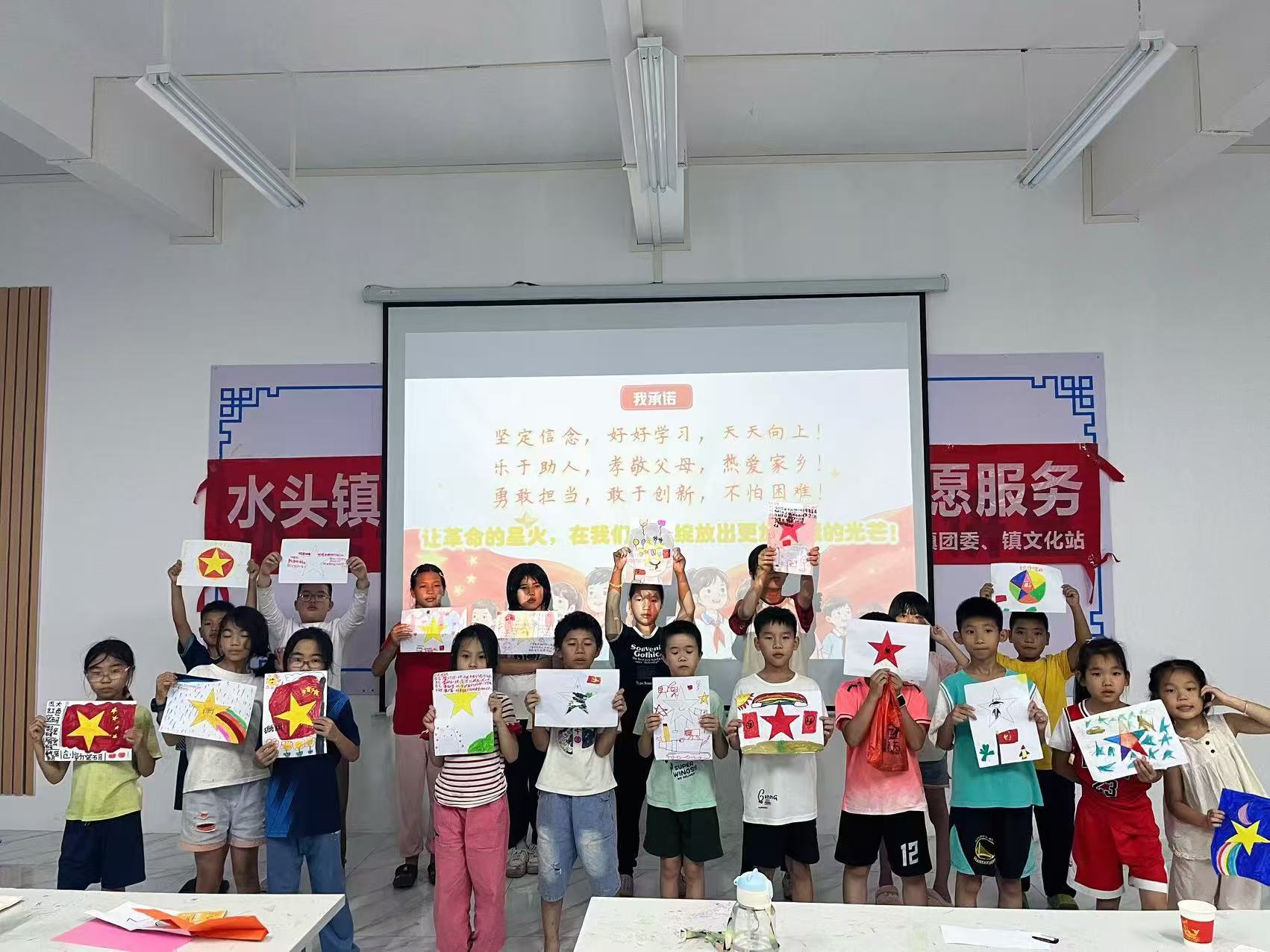 图为小朋友们们与自己的作品合影