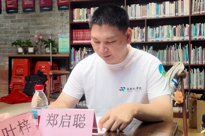 图为广东科技学院赴东莞茶山“寻红觅韵”突击队郑启聪老师发言。通讯员 吴瑞婧 摄.jpg