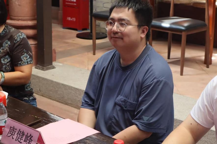 图为茶山镇团委书记庾健峰发言。通讯员 张嘉倪 摄.jpg