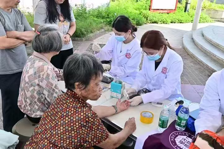 给居民测血糖