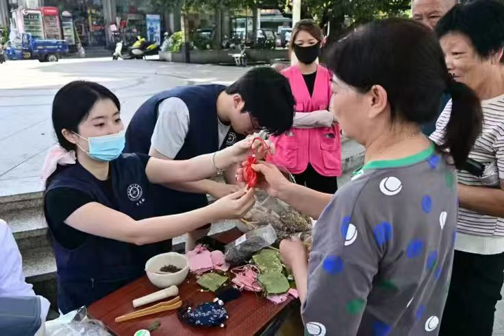 发放中药香囊