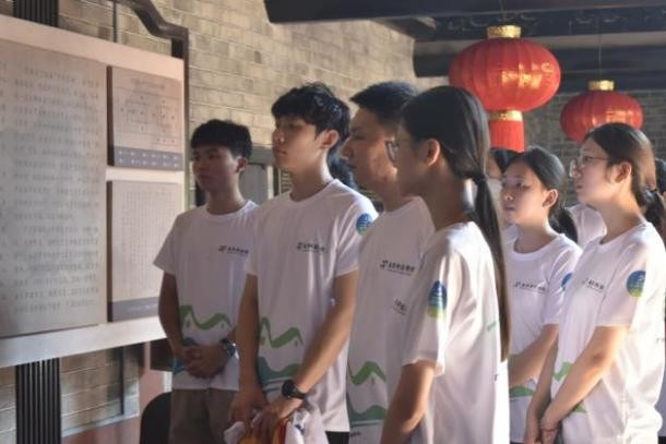 图为“寻红觅韵”突击队指导老师郑启聪和队员走访罗氏宗祠 通讯员 李朝阳  摄.jpg