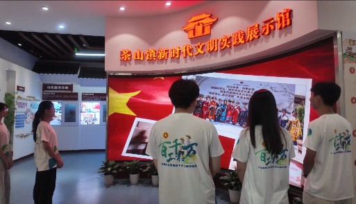 图为“寻红觅韵”突击队队员观摩茶山镇文明实践成果照片 通讯员 鲜玥 摄.jpg