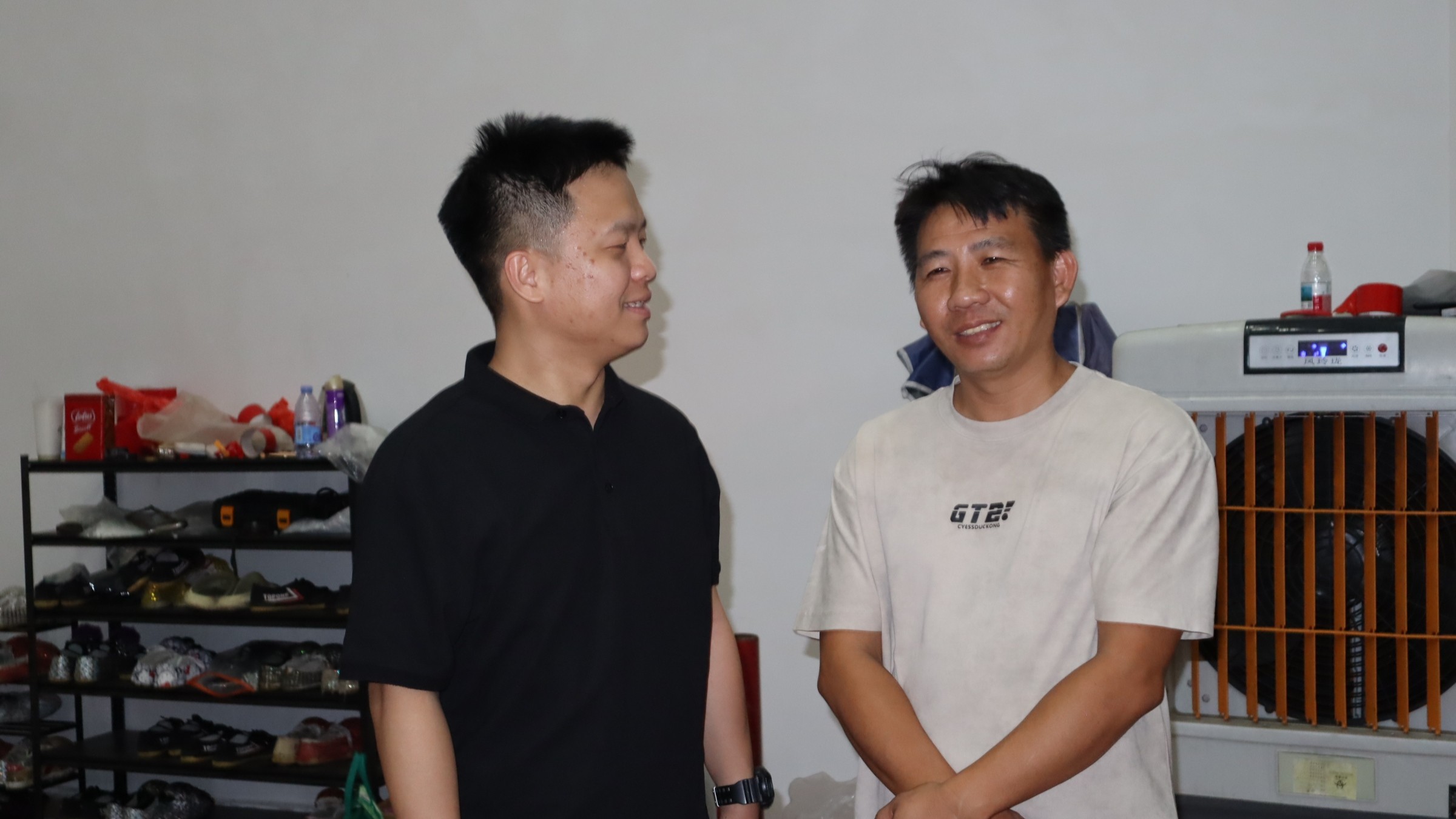 图为“寻红觅韵”突击队指导老师莫建广与白眉拳传承人黄进华交流照片 通讯员 谢圳 摄.jpg