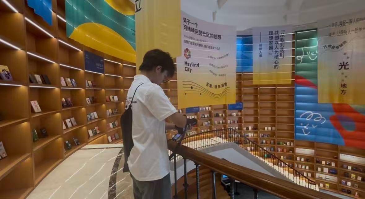 图二 团队成员进行宣传片的拍摄（陈婕钿 摄）