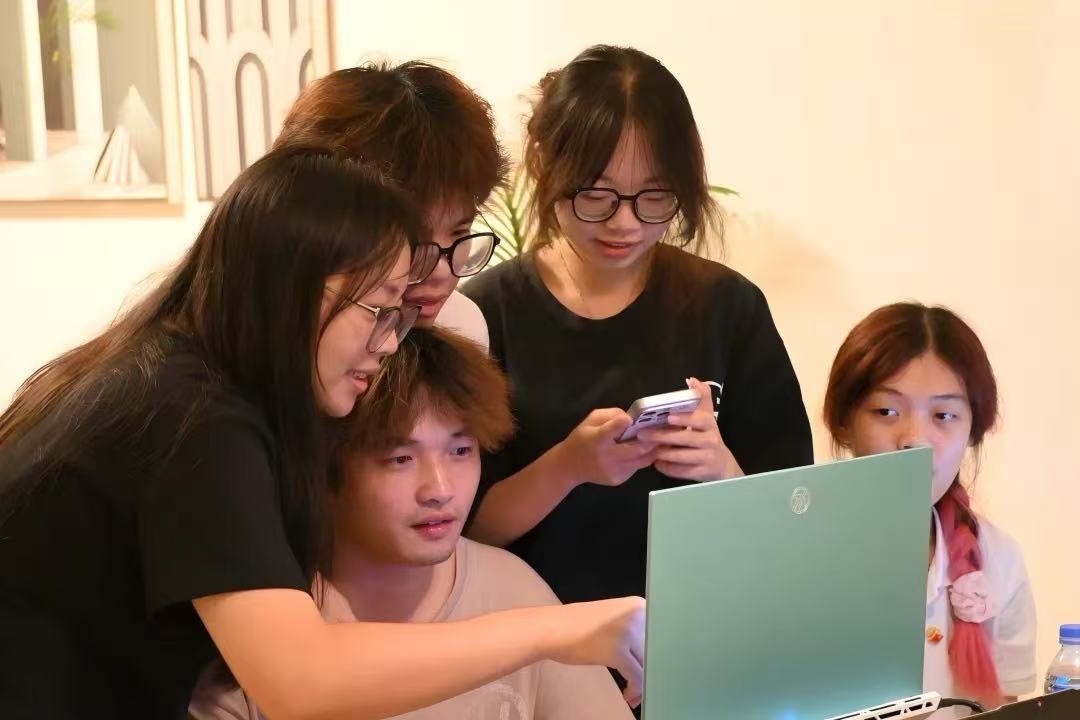图三 团队成员讨论宣传片制作细节（黄柔淑 摄）