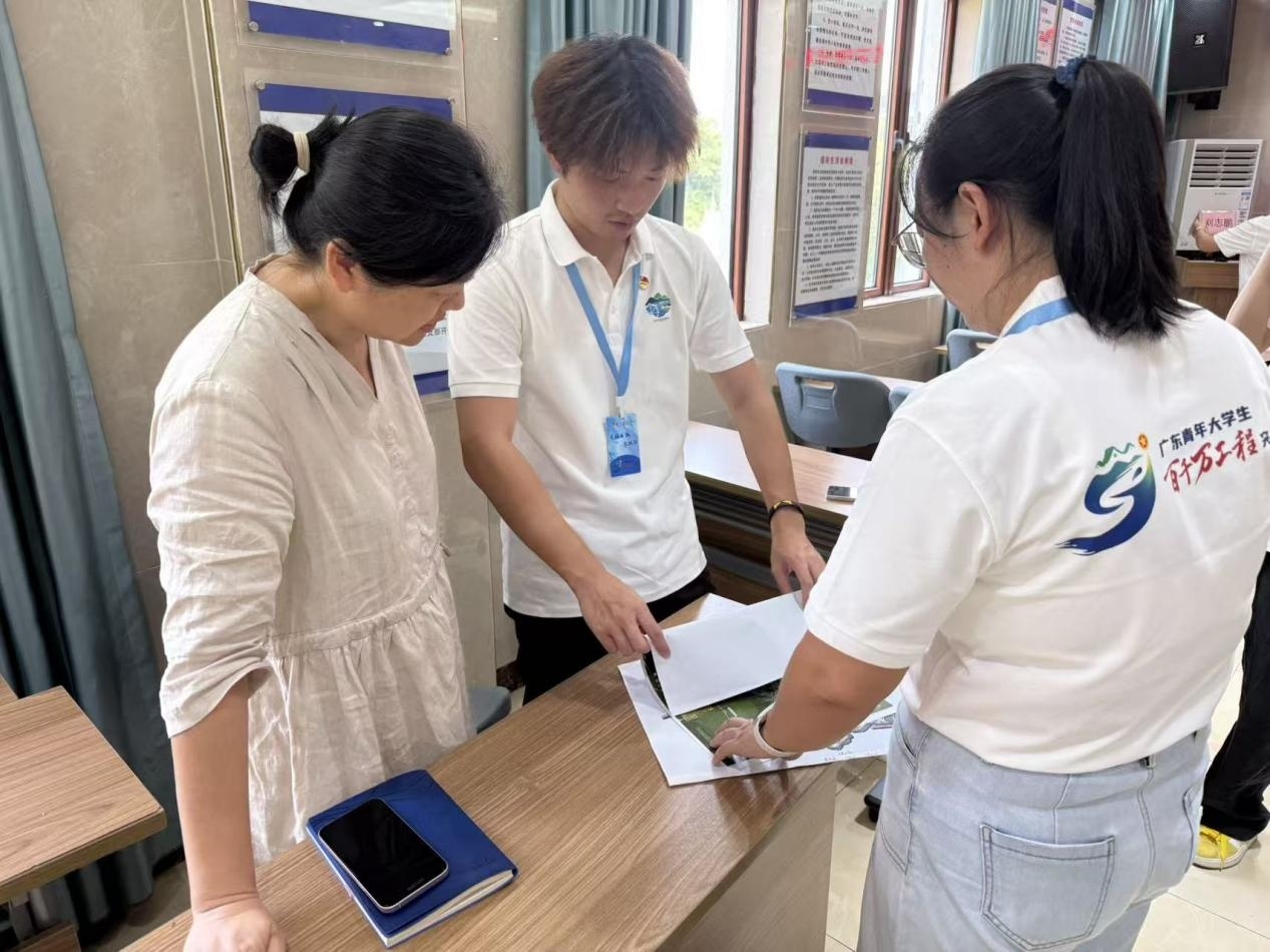 图四 与社区相关负责人讨论文旅路线图的制作细节（吴奕霏 摄）