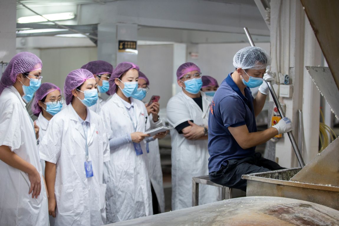 队员走进家富食品参观调研