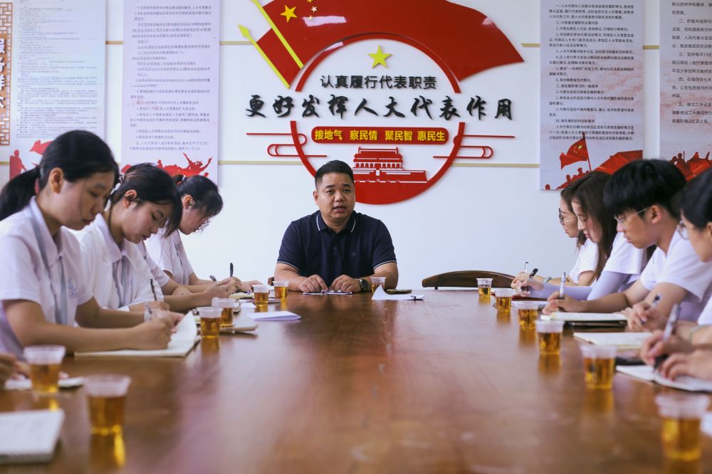 团队与村书记座谈交流.jpg