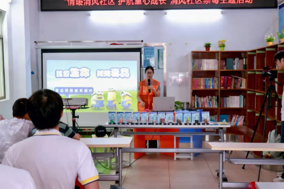禁毒宣讲课（桌上陈列毒品仿真模型）.jpg