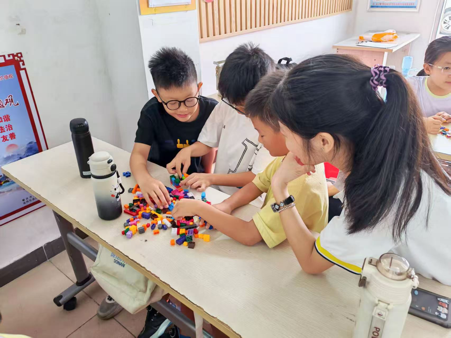 突击队员与孩子们协作构建飞机模型