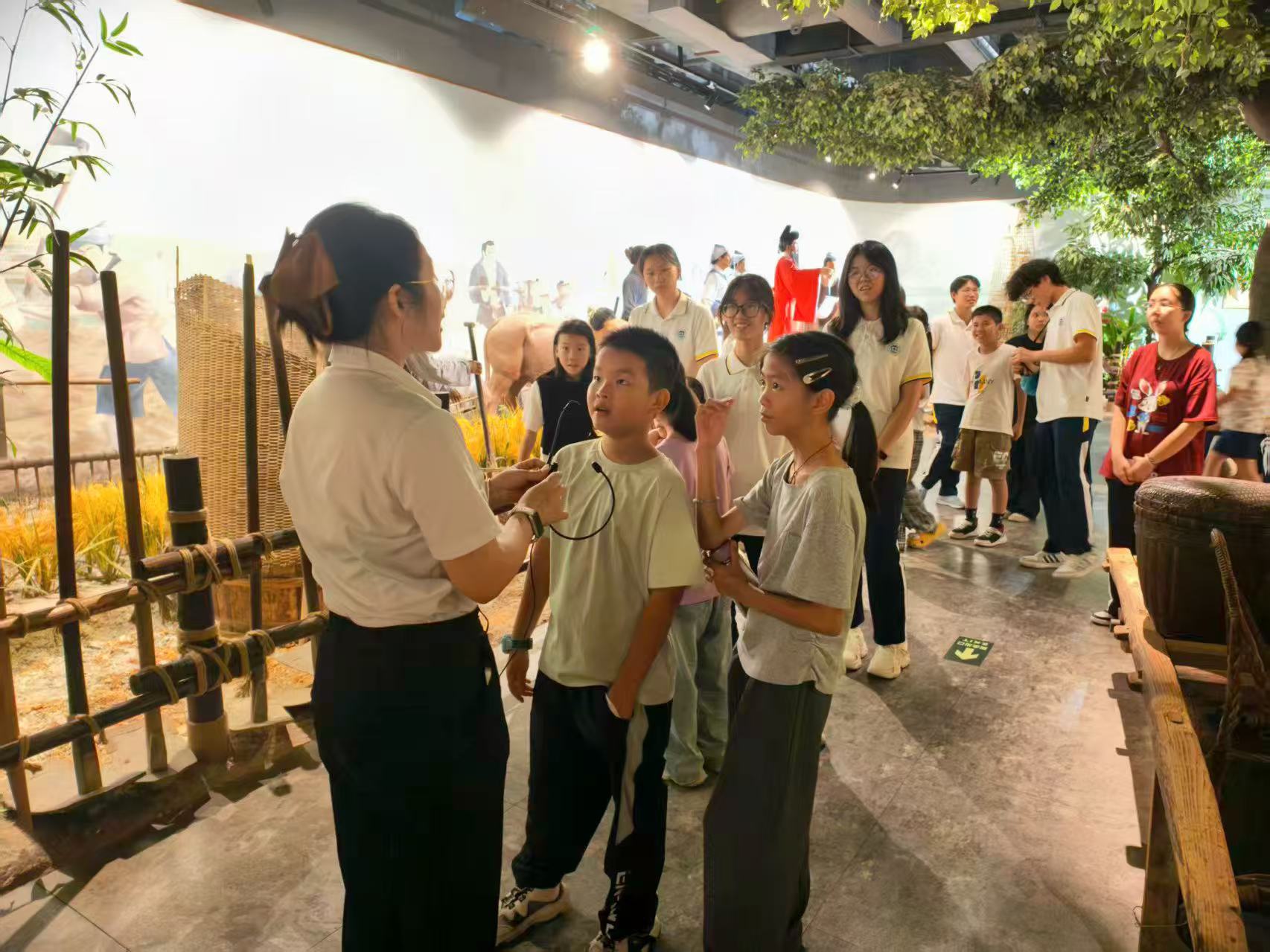 突击队员带领孩子们外出包公祠研学