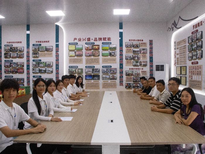 图为实践队与镇村代表开展座谈交流