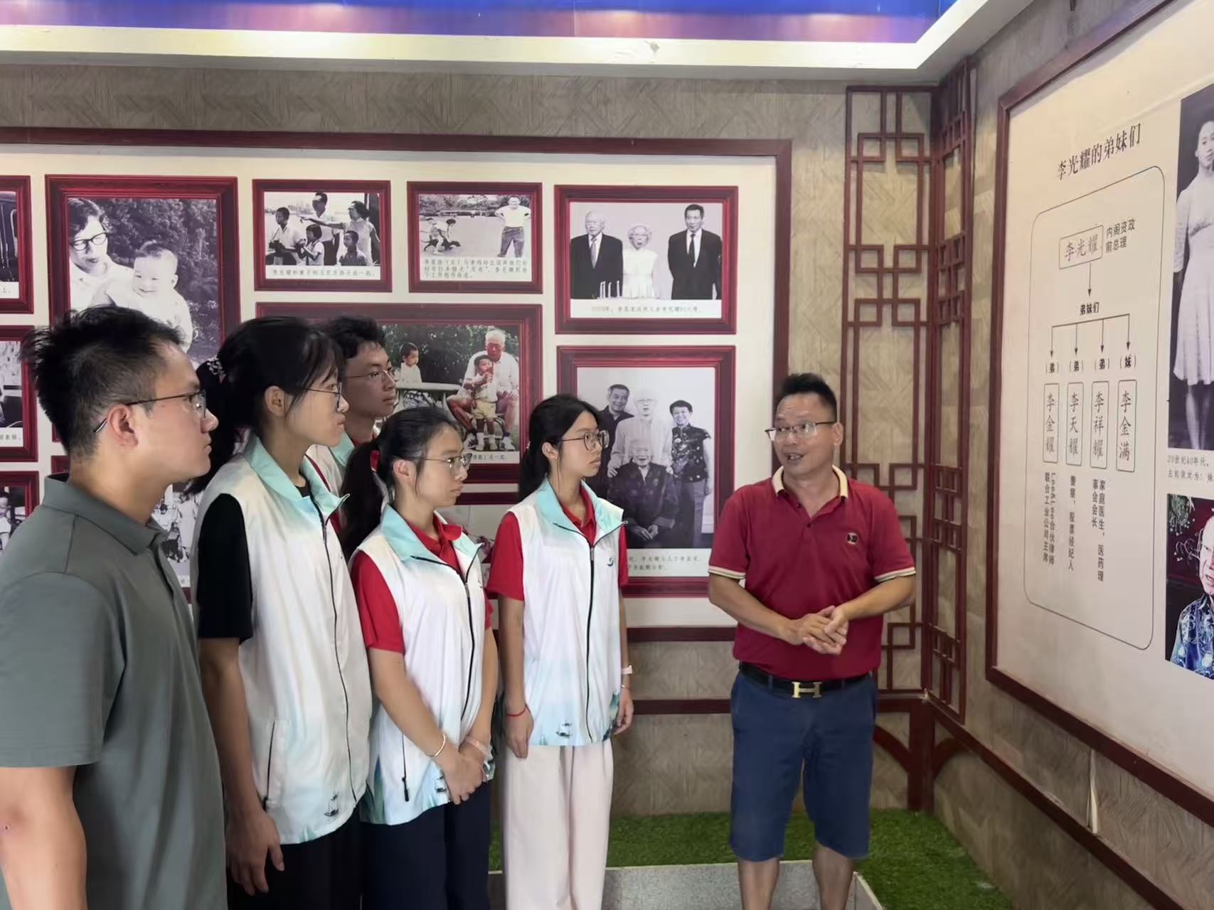 图为参观李光耀故居
