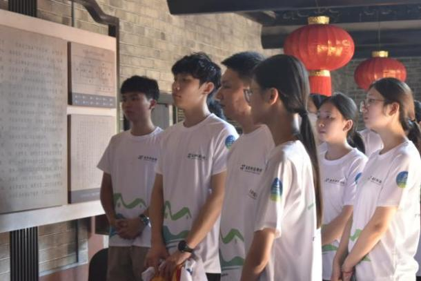 图为“寻红觅韵”突击队指导老师郑启聪和队员走访罗氏宗祠 通讯员 李朝阳 摄.png