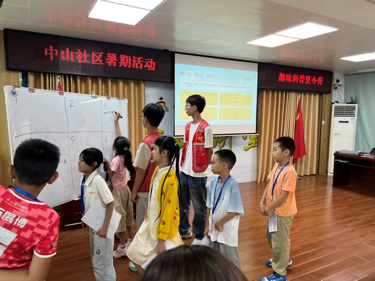 图为趣味汉字课上，孩子们踊跃参与互动游戏，在欢笑中感受汉字构造之妙