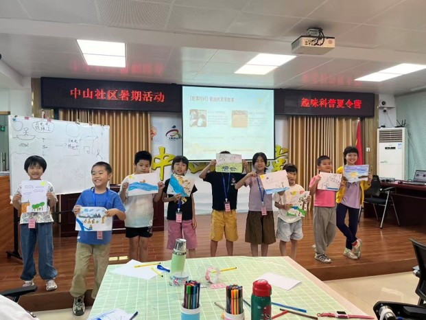 图为粤语童谣课中，在突击队员的指导鼓励下，孩子们用画笔表达对文化历史的理解与想象 ... ... ... ... ... ...