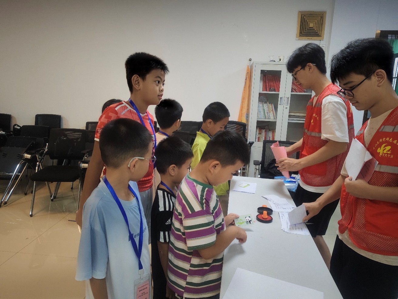 图为法治启蒙游园会课程中，孩子们通过答题集章，在游戏中巩固对个人基本权利的认知 ... ... ... ... ... ...