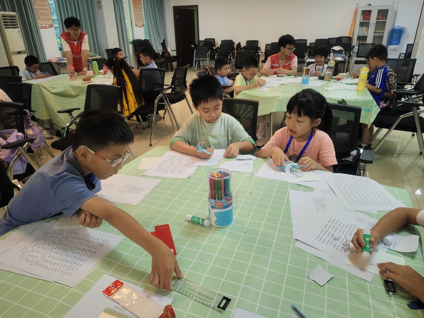 图为拼贴诗课程挑战中，孩子们化身“小诗人”，将零散词句重组为充满童趣的诗篇 ... ... ... ... ... ...