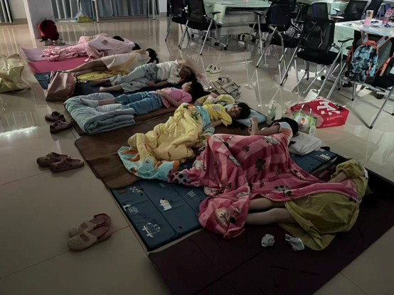 图为突击队员分工完成午饭的布置工作、午饭的纪律维持工作、午休的看护管理工作 ... ... ... ... ... ...