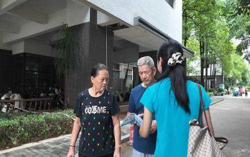 图：队员深入社区进行流动消防知识宣传