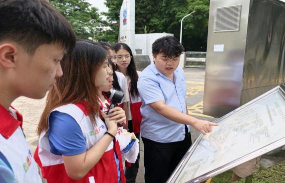 图：繁星乡护实践队成员走进企业进行消防知识宣传