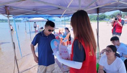 图：繁星乡护实践队成员到沙滩景区开展防溺水专项宣传