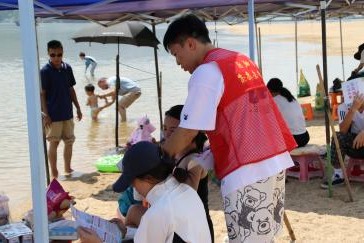 图：繁星乡护实践队成员到沙滩景区开展防溺水专项宣传