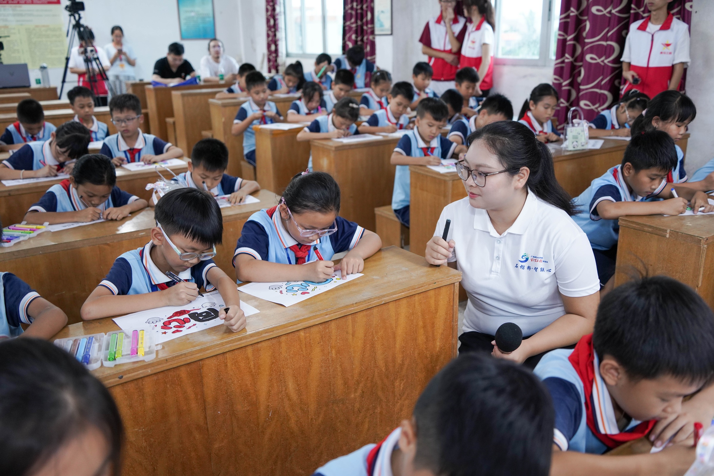 图2  AI法治思政课堂学生动手实践现场