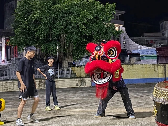 图为突击队队员指导舞狮现场  拍摄者：廖晓希