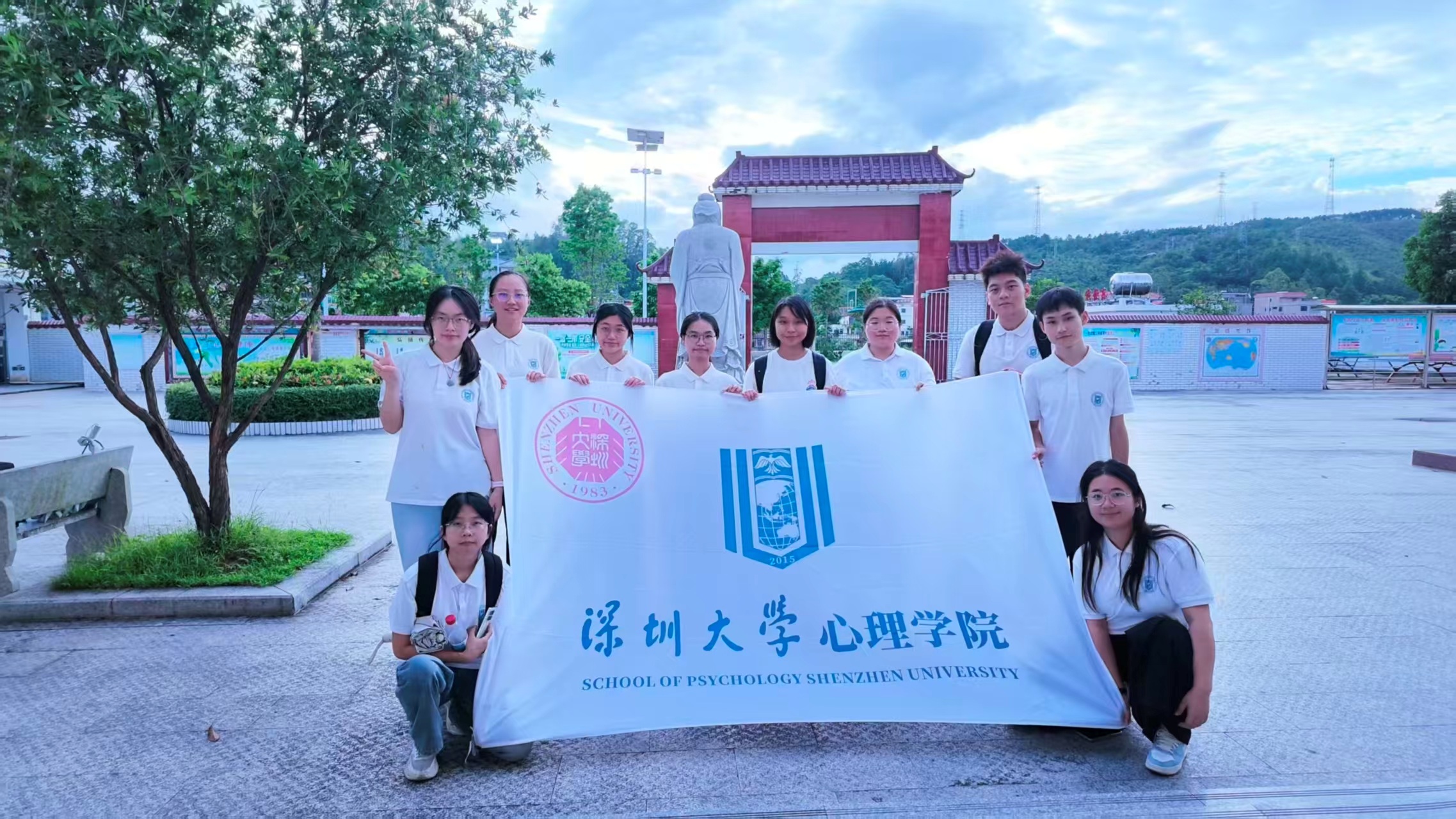 图为支教队队员于积良小学的合影