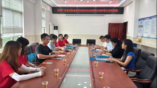 图2：九陂镇四联村村委同宣讲团座谈