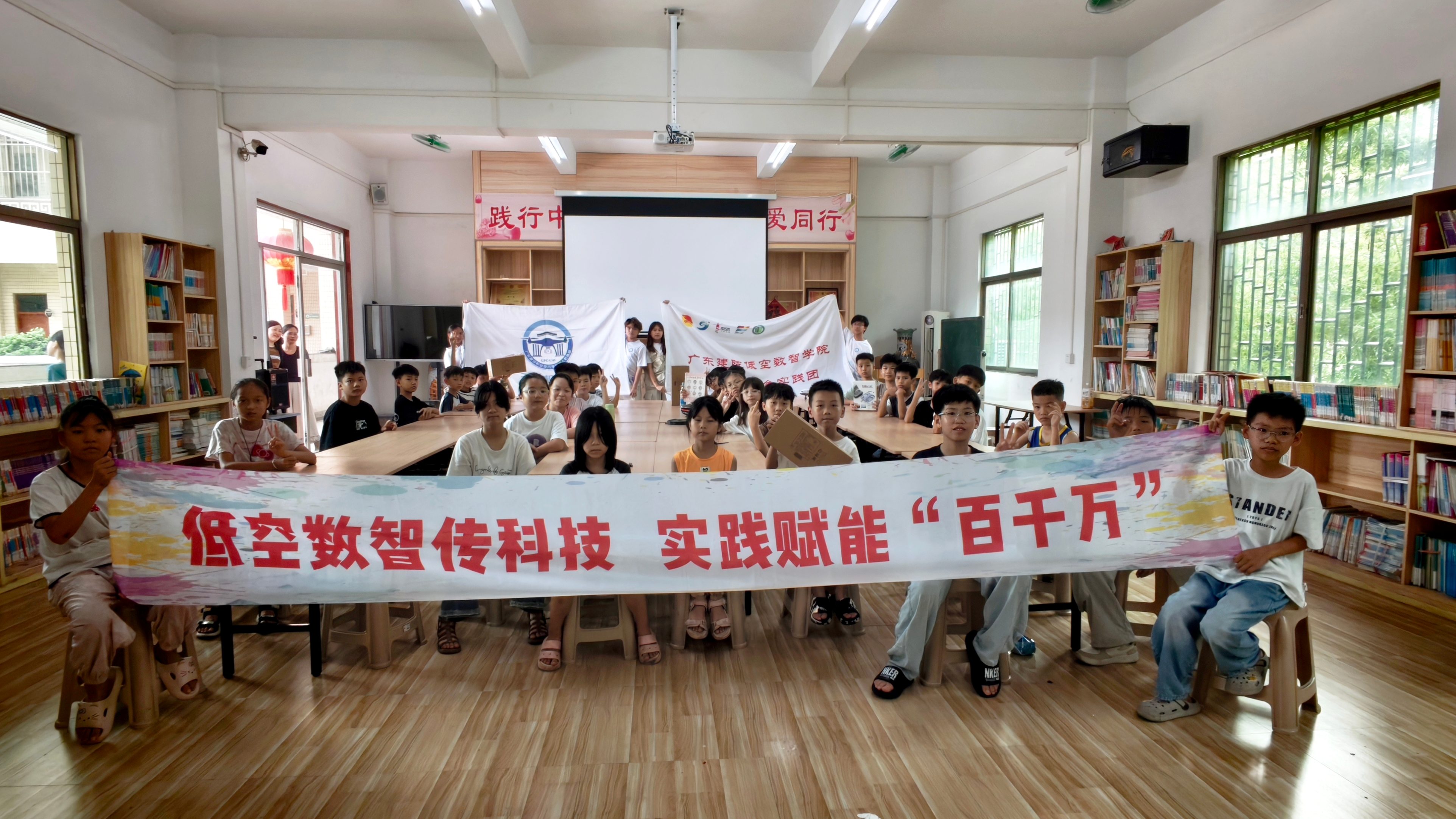 图3 金英实验学校大合照.jpg