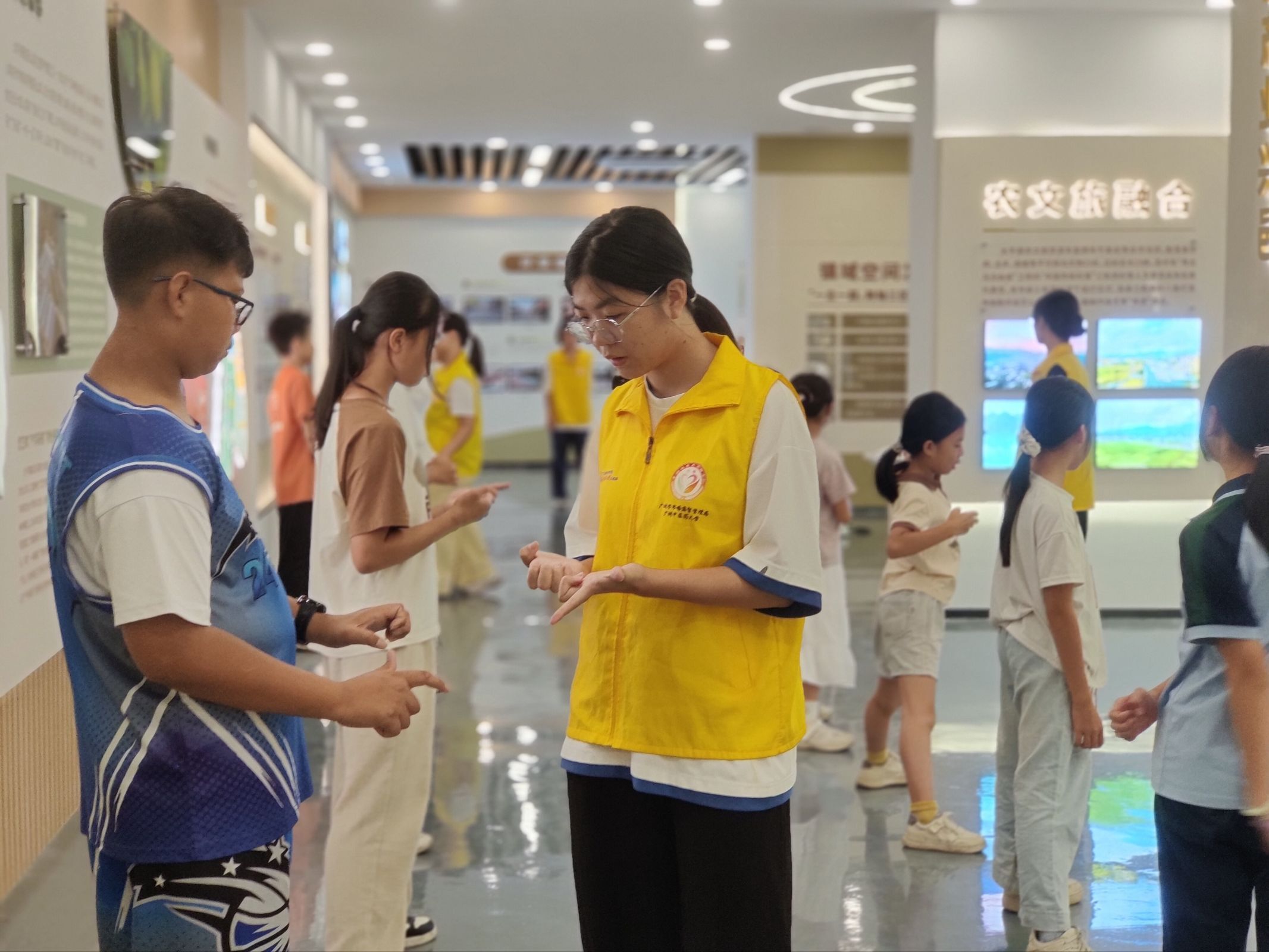 队员教授八段锦