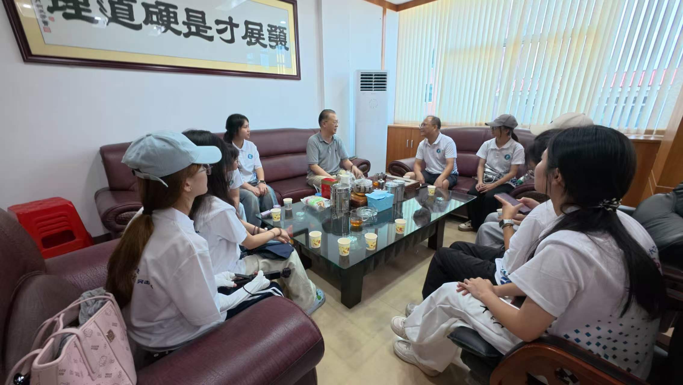 实践队在倾听学校连州校友老学长的创业经历及成长经验