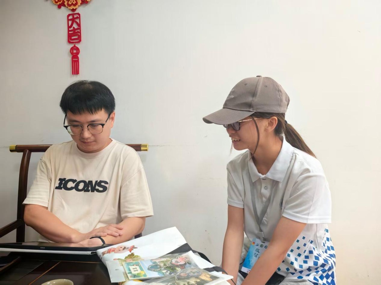 实践队队员正在与向连州市大学生成长促进会会员、本地文创项目负责人探讨文创方案 ...