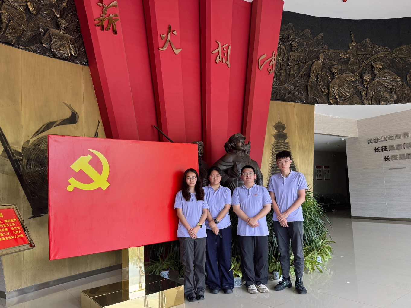 图为团队成员在凯里党史陈列馆合影.jpg